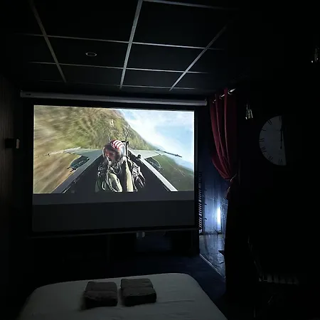 Cocon Jacuzzi Et Cinema 4k B * Μπορντό